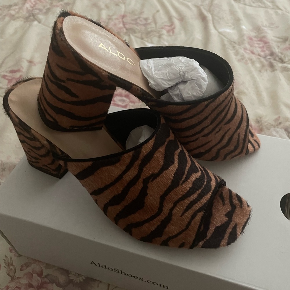 Tiger Print 6.5 Women’s Aldo Heels, comment with questions!
